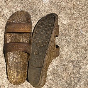 I am selling jandals